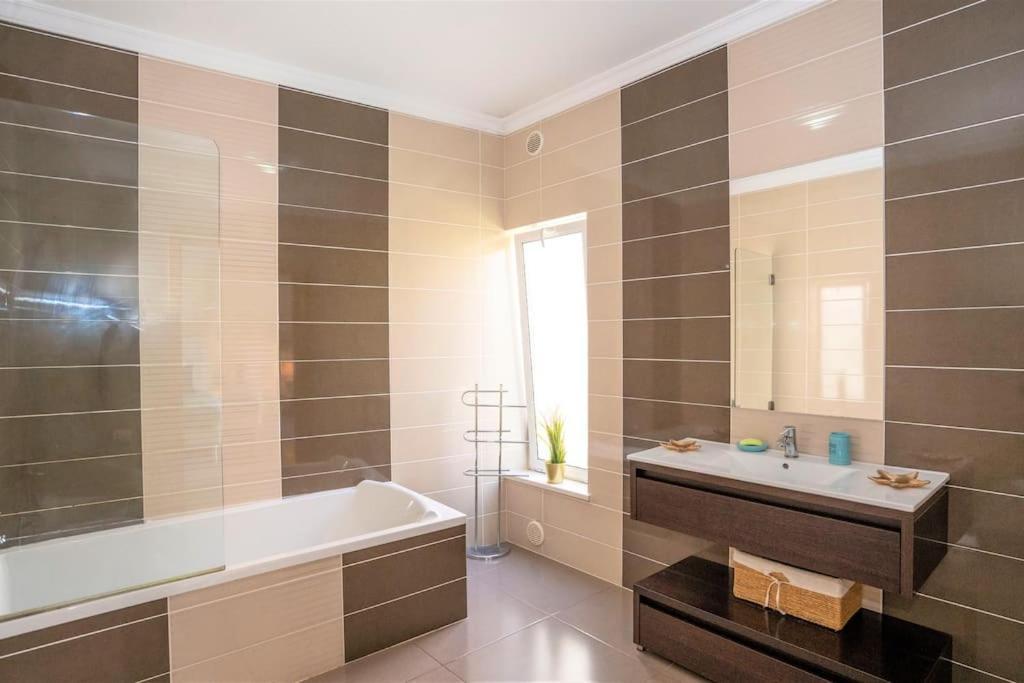 Luxuryvilla With Private Heated Pool And Spa 7P Quarteira Luaran gambar